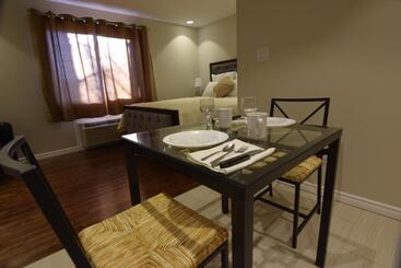 هاستل The Lion Inn & Suites