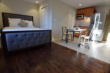 هاستل The Lion Inn & Suites