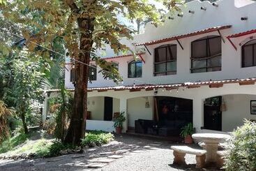 پانسیون Believe Surf & Yoga Lodge Santa Teresa