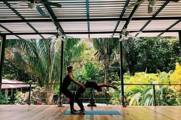 پانسیون Believe Surf & Yoga Lodge Santa Teresa