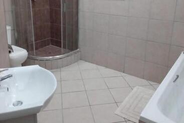 بنسيون Grand Central Guesthouse