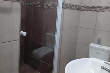 بنسيون Grand Central Guesthouse