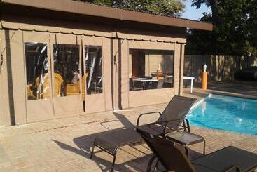 بنسيون Grand Central Guesthouse