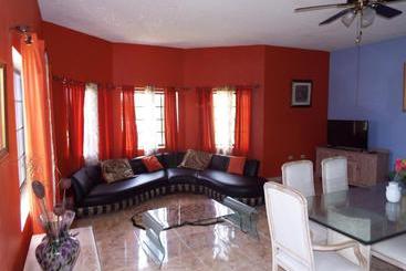 پانسیون Little Savoy Guest House