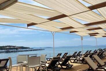 Seaside Apart