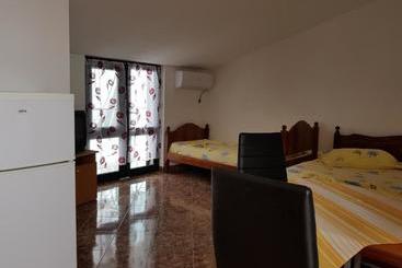 پانسیون Delmar Hotel Apart