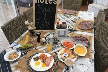 پانسیون Isle La Breeze Guest House