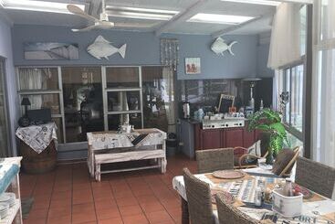 پانسیون Isle La Breeze Guest House