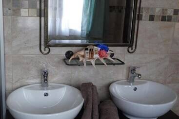 پانسیون Isle La Breeze Guest House