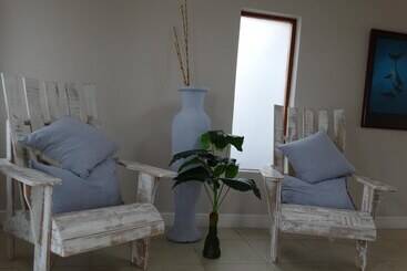 پانسیون Isle La Breeze Guest House