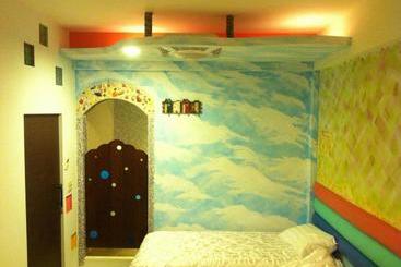 تختخواب و صبحانه Hi Young Castle