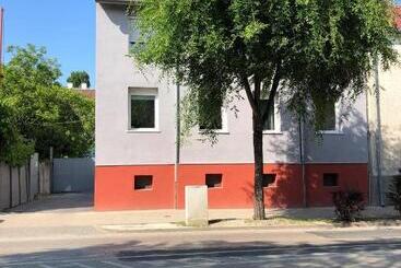 پانسیون Alpesi Apartman Downtown