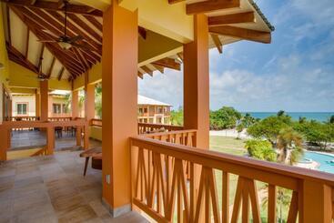 استراحتگاه The Villas At Cocoplum