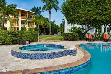 استراحتگاه The Villas At Cocoplum