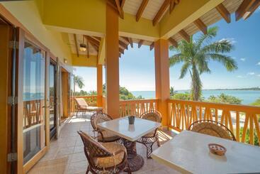 استراحتگاه The Villas At Cocoplum