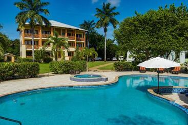 استراحتگاه The Villas At Cocoplum