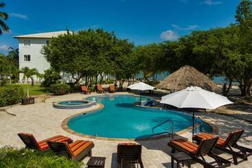 استراحتگاه The Villas At Cocoplum