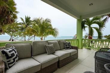استراحتگاه The Villas At Cocoplum