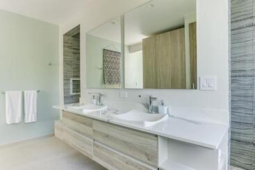 استراحتگاه The Villas At Cocoplum