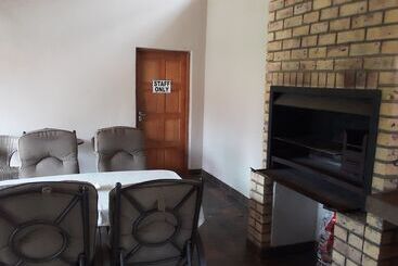 פנסיון Boer And Brit Self Catering Guest House