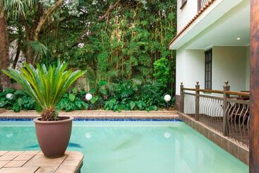 펜션 @the Villa Guest House