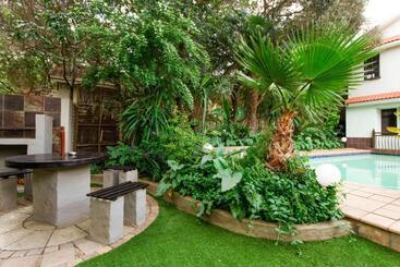 펜션 @the Villa Guest House