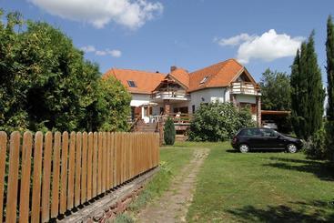 Vöröskő Apartmanház