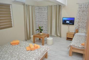 پانسیون Guest House Konak Iris