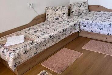 پانسیون Mavrova Guest House