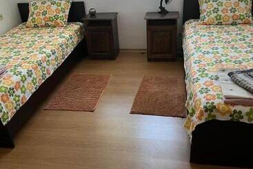 پانسیون Mavrova Guest House