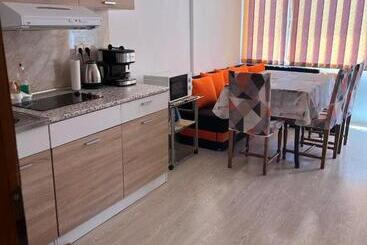 پانسیون Mavrova Guest House