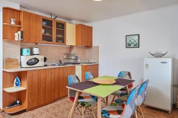 پانسیون Mavrova Guest House