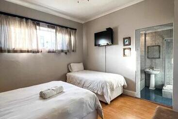 پانسیون Goulden Street Guest House