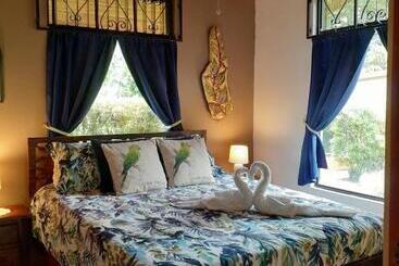 پانسیون Encantada Guest House