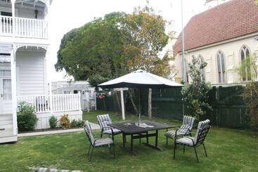 پانسیون Ponsonby Manor