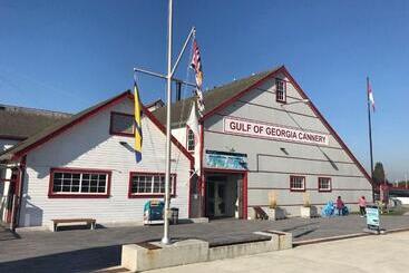 هتل The Steveston Cafe &