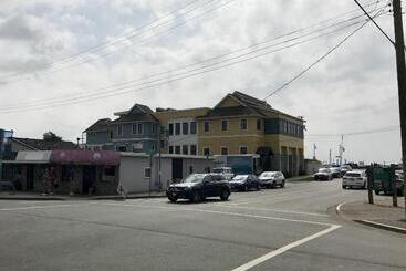 هتل The Steveston Cafe &