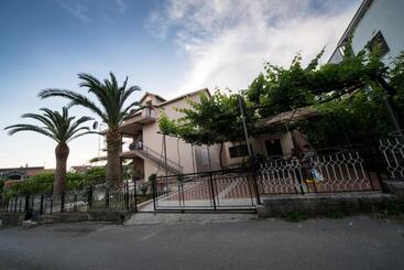 پانسیون Apartments Pavićević
