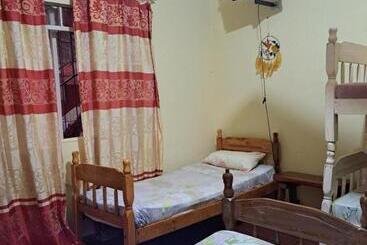 پانسیون Hummingbird Hostel