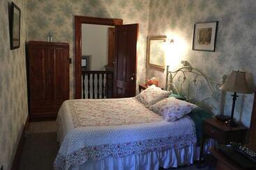 هاستل Carriage House Inn