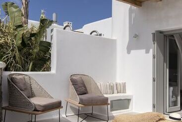 Adorno Beach Hotel And Suites