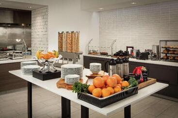 هتل Hilton Garden Inn Sacramento Airport Natomas