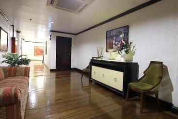 Zen Rooms Camelot Hotel Qc