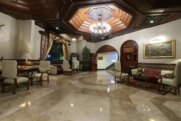 Zen Rooms Camelot Hotel Qc