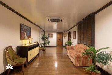 Zen Rooms Camelot Hotel Qc