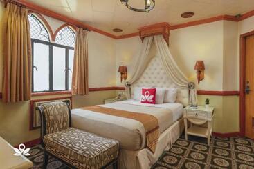 Zen Rooms Camelot Hotel Qc