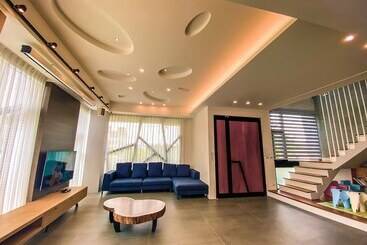 تختخواب و صبحانه Wo Club Hall
