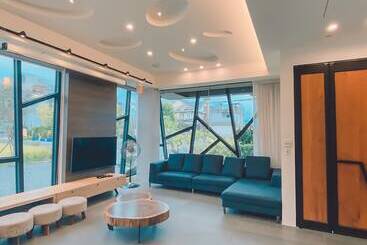 تختخواب و صبحانه Wo Club Hall