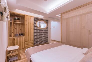 هتل Wuyishan Old Street Sen Live British Inn