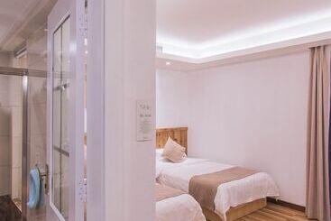 هتل Wuyishan Old Street Sen Live British Inn